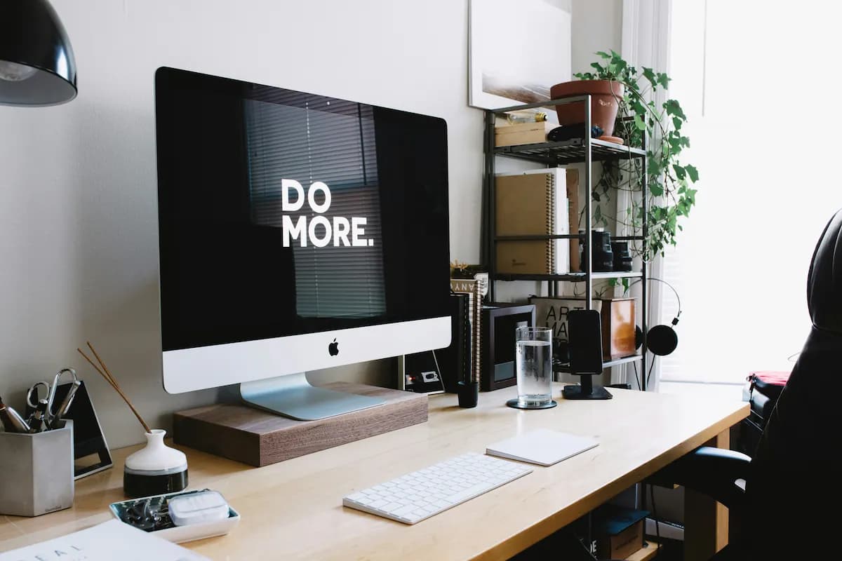 Modernt kontor med iMac med texten DO MORE